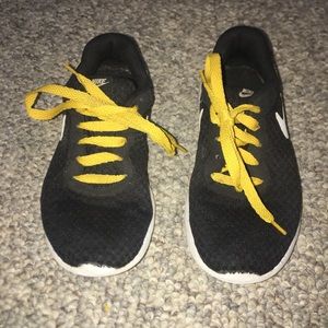 KIDS NIKE SNEAKERS - BLACK WITH YELLOW LACES - 2